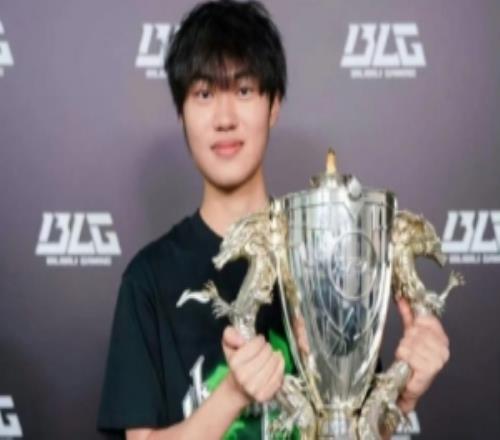 维护369!knight回复网友:和我一队23年三冠20年一冠一队怎么了