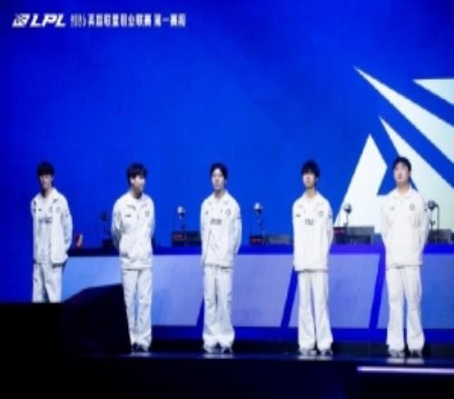 LPL官方发布IG赛后返图：极志凌云，势破重围