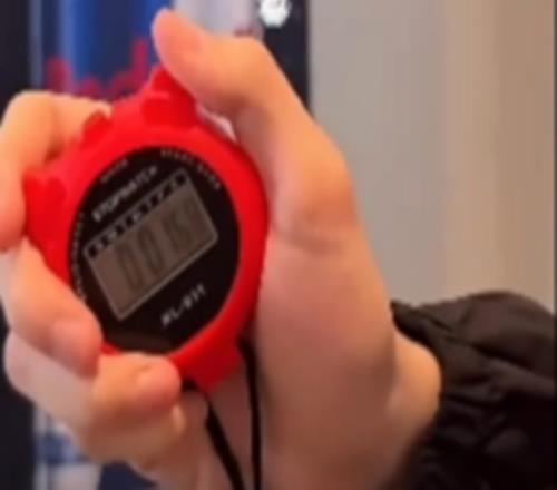 这么准的吗Faker掐秒表时间精准控制在5.00