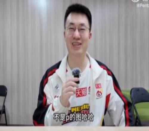 小虎:上次做活动摸过GALA的腹肌,确实是真的,不是P的图