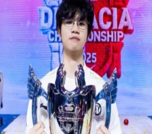 Photic晒举起德杯奖杯照片:2026新的开始