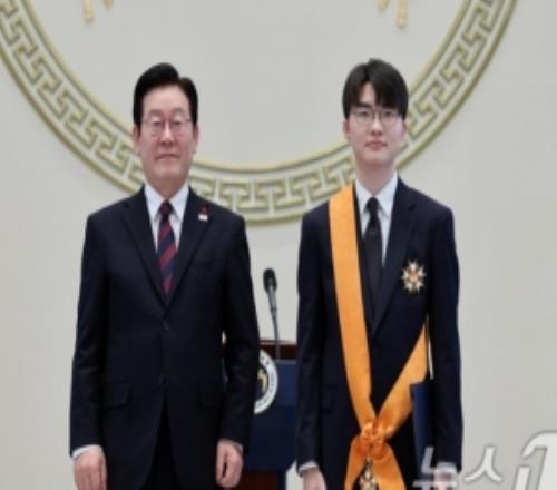 韩媒:李在明总统向职业游戏玩家Faker李相赫颁发了青龙勋章