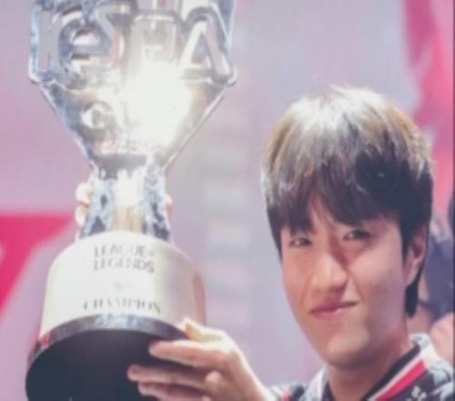 意气风发!Keria更新ins快拍晒自己捧起KeSpa奖杯照