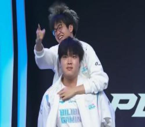 粉丝开盒曝光Xun私人行程:去湖北黄冈开导Bin,明早再回上海