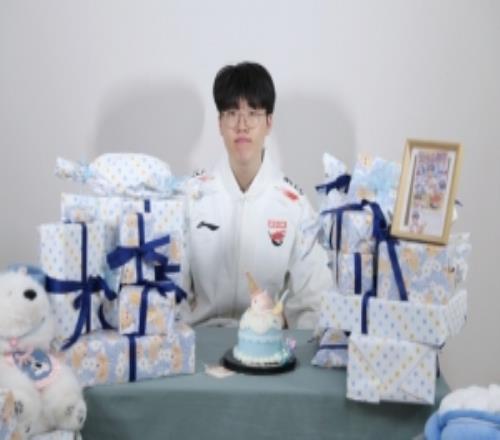 AL分享Kael五周年礼物开箱返图:大家为什莫给我这么多这个狗呀