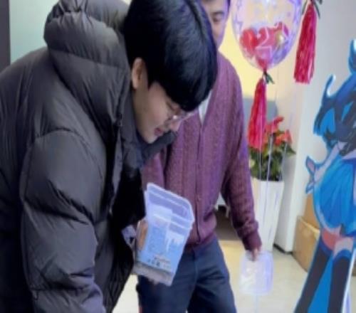 BLG分享基地宠物动态:咕噜噜的幸运日Viper喂零食吃啦