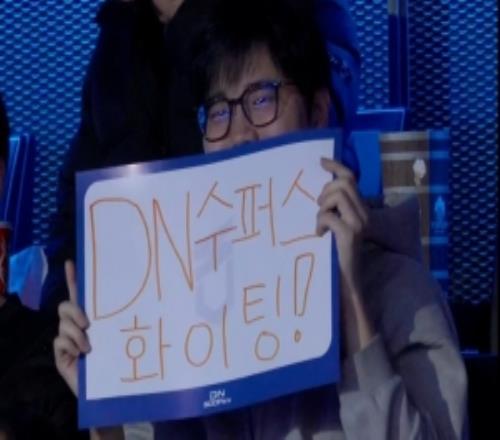 给曾经的老东家加油LCK晒照：Calix和BuLLDoG来到现场看比赛