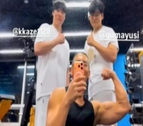 今日開練！健身教練分享與Zeka、Gumayusi健身房合照