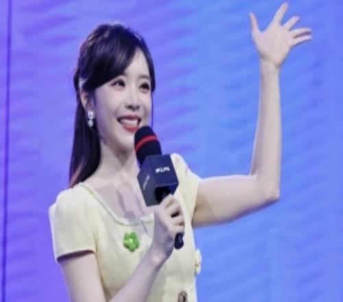 余霜晒照：淡黄色的长裙立春的第一面见到咯！再见就是年后了