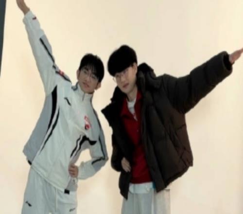 BLG发布视频：来一点电竞春晚无实物表演后的小馍小鼠合照环节