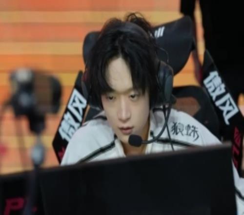 Shanks:Rookie选手对线打得很好,他的卡牌玩得很好