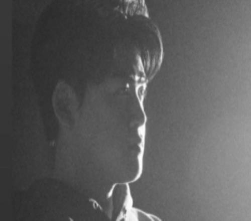 Gumayusi更新社媒动态：黑白下的光影对比