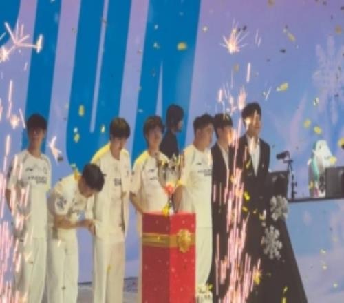 2026第一冠!IG战胜JDG现场捧起德玛西亚冠军奖杯