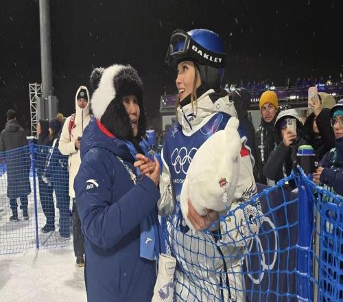 泪目！谷爱凌第一滑摔倒背后，妈妈哭红了眼，决赛用新动作冲冠