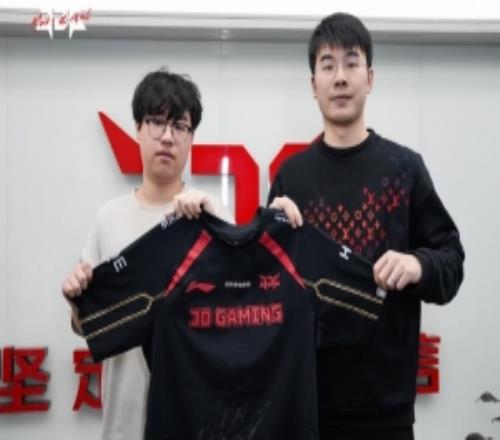 JDG晒照:与选手们的队服合影来啦2026一起加油!