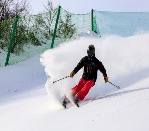 初雪后首个周末,京郊雪场迎客流小高峰