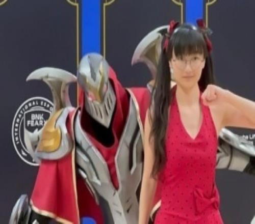 不是说李哥不来吗女版Faker发文:BFX选手上台时不时看主播这边