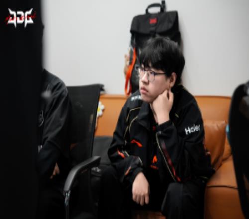 徐神操办退役仪式这一块!Cube跑路之前打的最后一场也是对位Xiaoxu