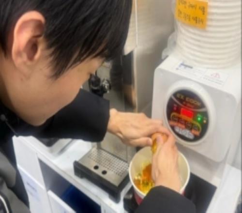 AL官媒分享队员日常：煮泡面盒底糊了都没煮开