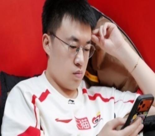 春天何时来！Xiaohu状态持续低迷对线团战频频送头葬送比赛