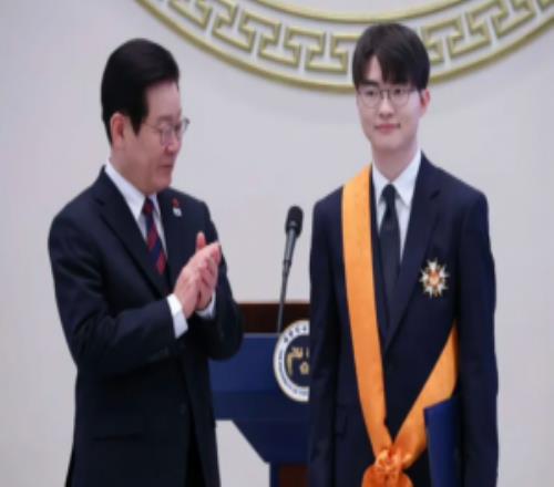 Faker获“青龙章”感言:今后我也会在赛场内外传递积极的信息