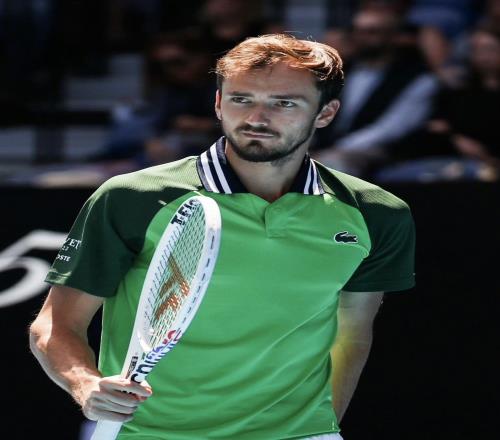 惊魂迪拜：布勃利克航班刚过伊朗目睹空袭新闻，梅总被迫滞留