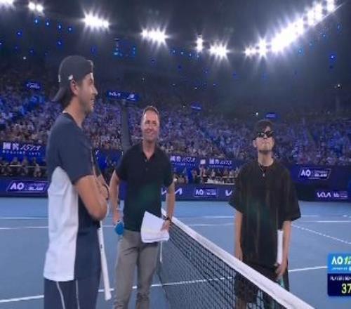 原地罚站澳网一球制胜，周杰伦止步首轮