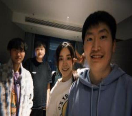 管泽元余霜夫妻晒出照片：在江西与YagaoKnight一起打LOL组排