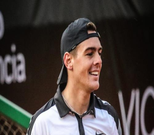 他,27岁,过去7年里“卖”了8场球.球场上这一切,全是赌局