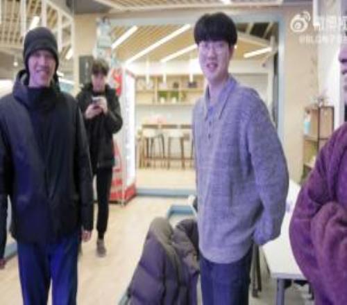 排面啊ONBin在BLG基地?zé)崆橛覸iper，ON更是帶Viper參觀全部設(shè)施