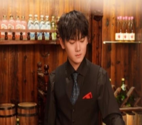 调酒师帅的不谈TES分享JakceyLove照片:谁想喝