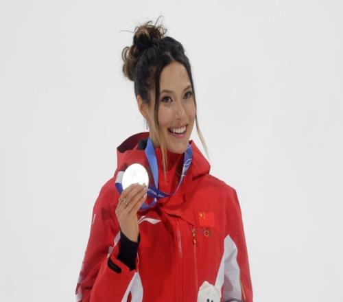 谷爱凌再添一银,创造历史背后,她的“敢于上场”更珍贵