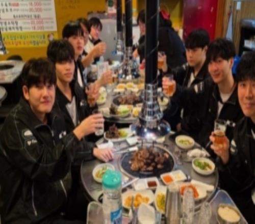 小爽一下DK官方分享选手赛后聚餐照片