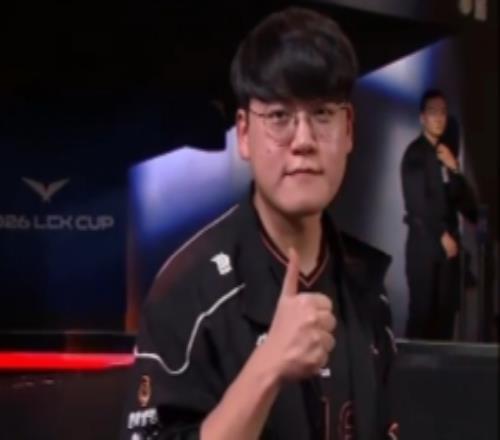 Gumayusi谈重聚zeus:感觉他更成熟了他的风格也一如既往地强劲