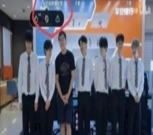 网友考古BLG视频发现Bin亲自发弹幕夸自己:Bin的肩膀真的宽