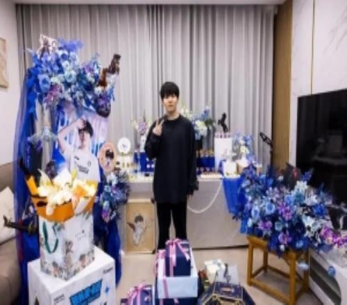 iG官方晒Rookie生日返图:感谢各位粉丝们的应援和礼物