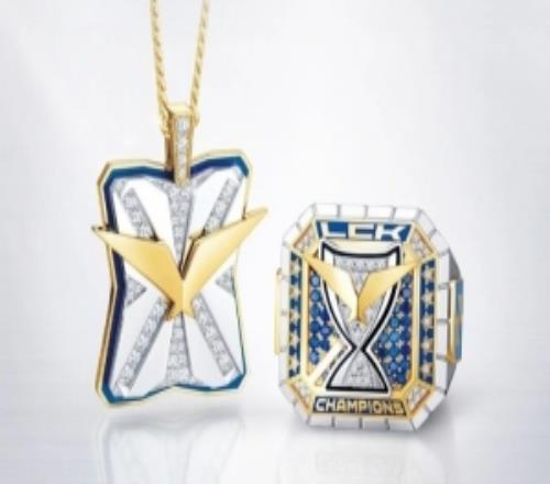 2025LCK冠軍戒指、項鏈設(shè)計圖：內(nèi)側(cè)刻有選手名字、決賽比分