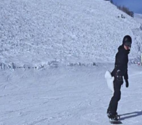 JackeyLove更新滑雪整活:医生告诉我要多运动我建议,滑着走