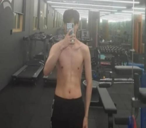 国外粉丝晒Chovy和Bin身材照：给情侣死党们的头像搭配建议