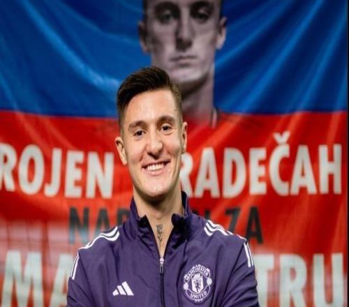 记者：曼联并不担心谢什科，他经常很早就到卡灵顿训练