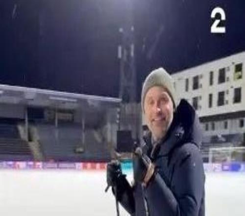 这雪有点大,欧冠赛前一名挪威记者在博德闪耀的球场边线处滑雪