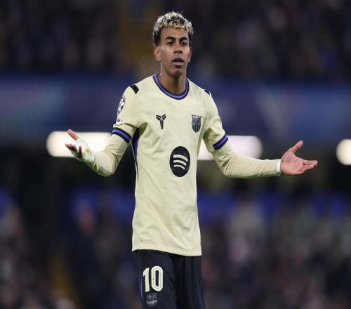 欧冠赛后,切尔西球迷残酷羞辱亚马尔:你只是低配版埃斯特万!