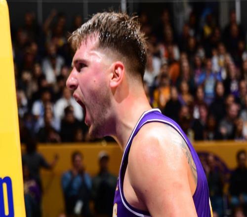 轰99+24+22!湖人三巨头爆发扎心快船,美媒:谁能阻止这支球队