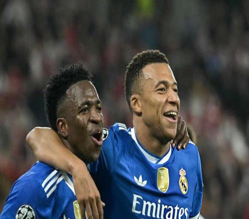 自吉鲁以来,姆巴佩是首位欧冠上演大四喜的法国球员