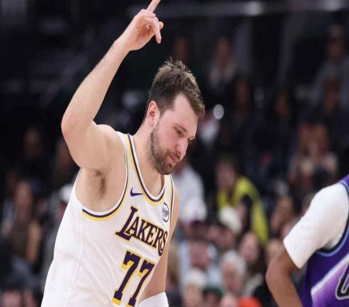 酷,湖人队东契奇驾驶布加迪亮相“黑色星期五”对阵独行侠的比赛