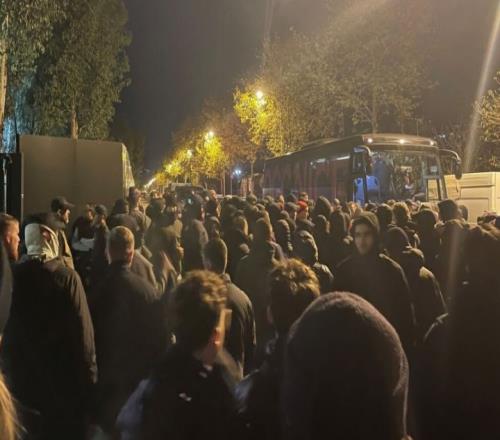 队报：尼斯球员和体育总监在训练基地被极端球迷围堵遭遇六连败_法甲直播