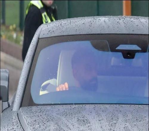 太阳报:萨拉赫今天驾驶劳斯莱斯离开训练基地,面无表情