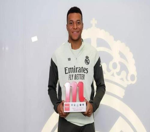 荣耀时刻,姆巴佩领取皇马11月最佳球员奖