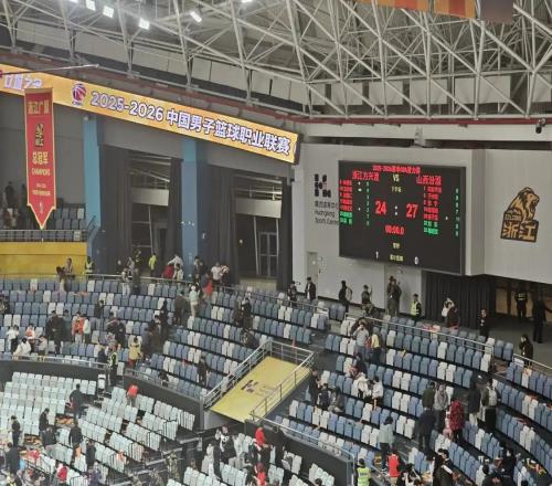 摸鱼赛CBA首场潜力赛,场面冷清+观众离场,媒体人:看不下去