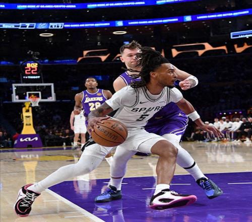 近6战场均失122分!惨败马刺后湖人又获坏消息,该启用范德彪吗